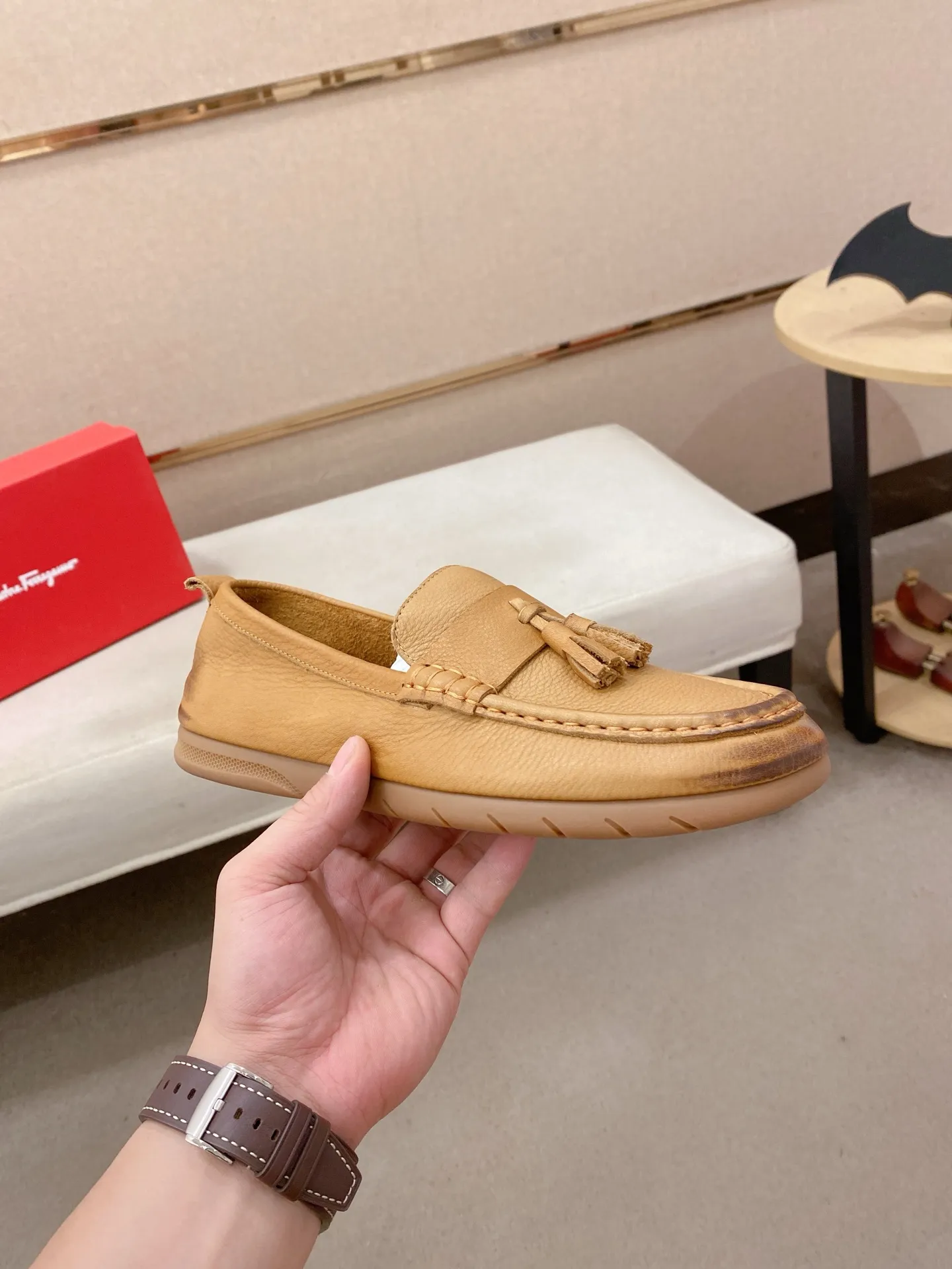 Factory price 500💰 Original Ferragamo men's shoes! The world's top brands...Luxury quality...//Fashion and high-end footwear 👍💪🏻...give you a low-key luxury comfort experience👍. The upper is made of pure Italian imported original cowhide and sweat-absorbent sheepskin lining. It is comfortable and breathable, high-end and classy... luxurious and noble!! .. OEM factory shipment [Hug] stall.. Original board. Welcome to taste..38--44.
